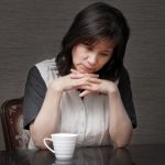 老前整理に悩む女性