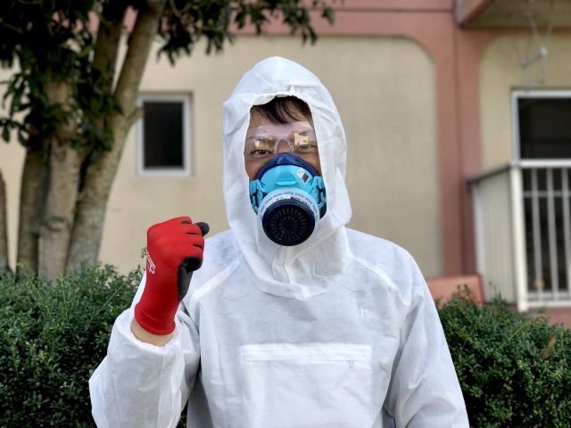 防護服を着た特殊清掃のスタッフ