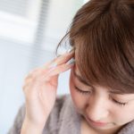 悩んでいる女性