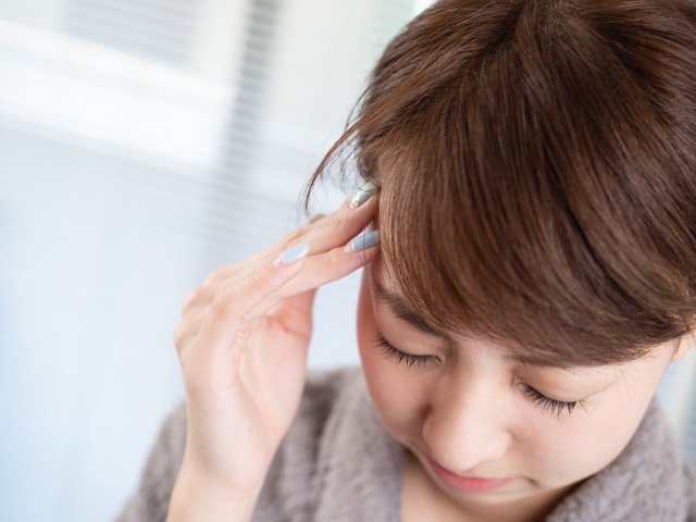 悩んでいる女性