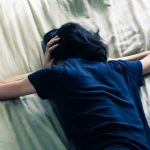 罪悪感に悩まされる女性