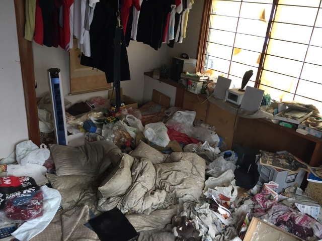 散らかった部屋