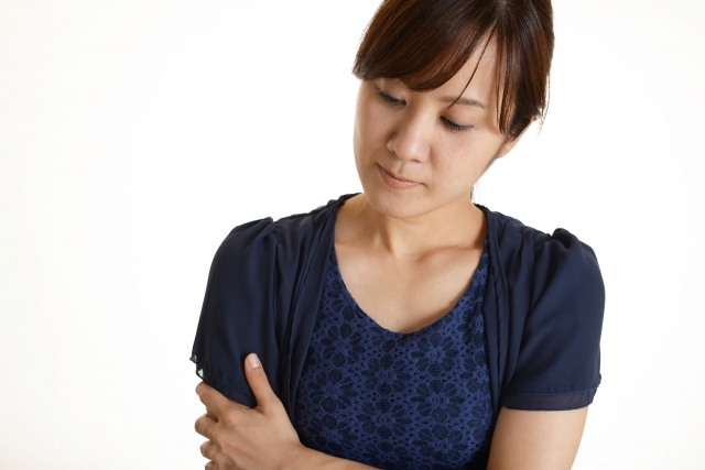 心配ごとをかかえる女性